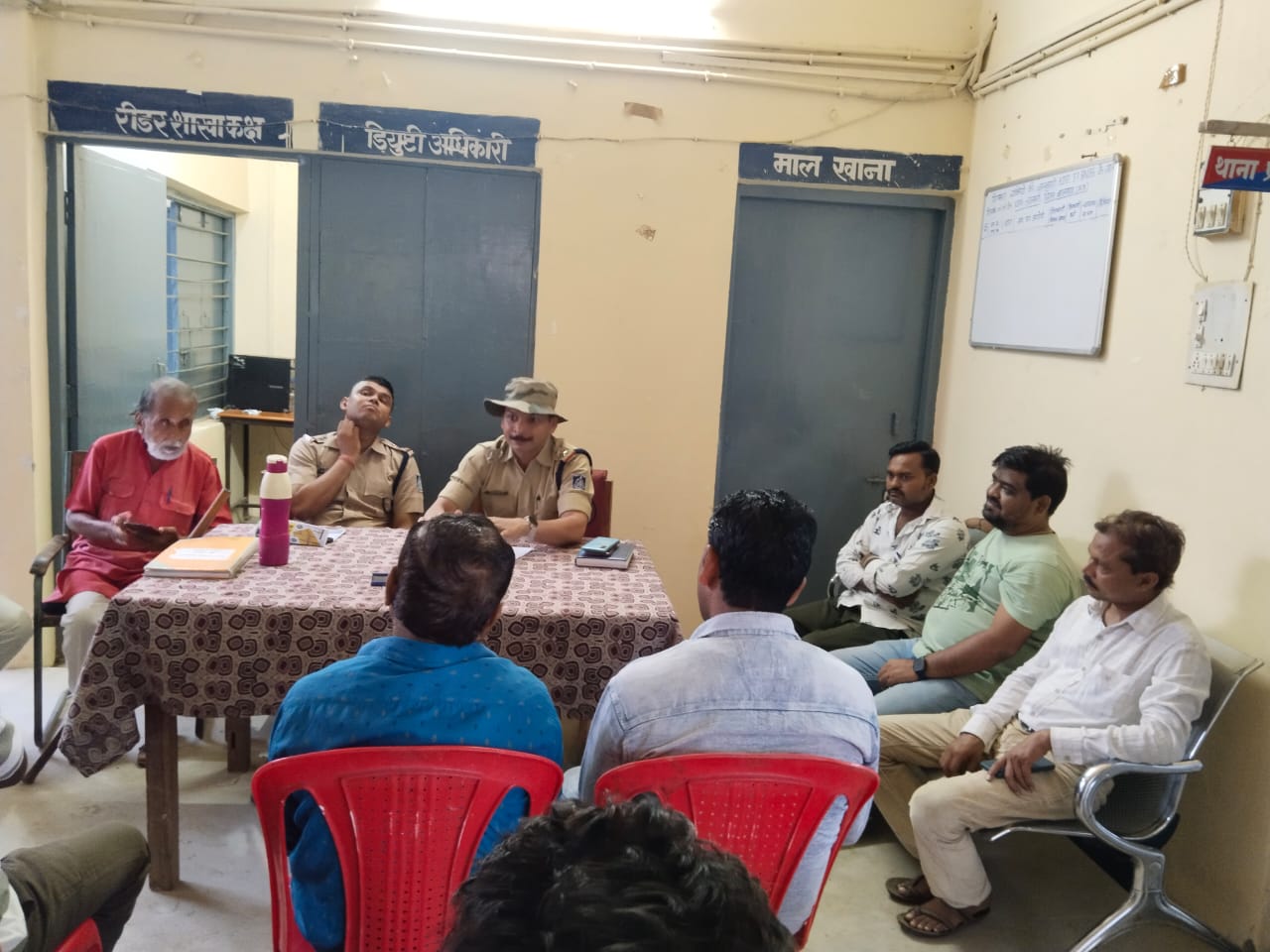 आगामी धार्मिक त्यौहारों को लेकर थाने में आयोजित हुई शांति समिती कि बैठक