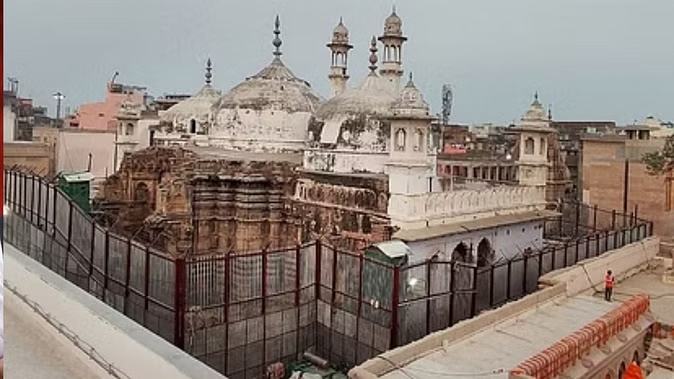 व्यासजी के तहखाने की छत पर मुस्लिमों के इकट्ठा होने पर रोक की मांग