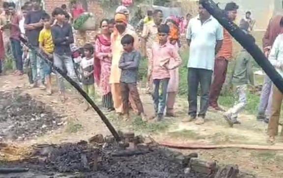 देवबंद के बाबूपुर नगली गांव में खेत में बने छप्पर के घर में लगी आग