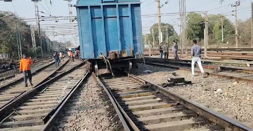मालगाड़ी के डिब्बे पलटने से कटनी सतना रेलमार्ग अवरुद्ध