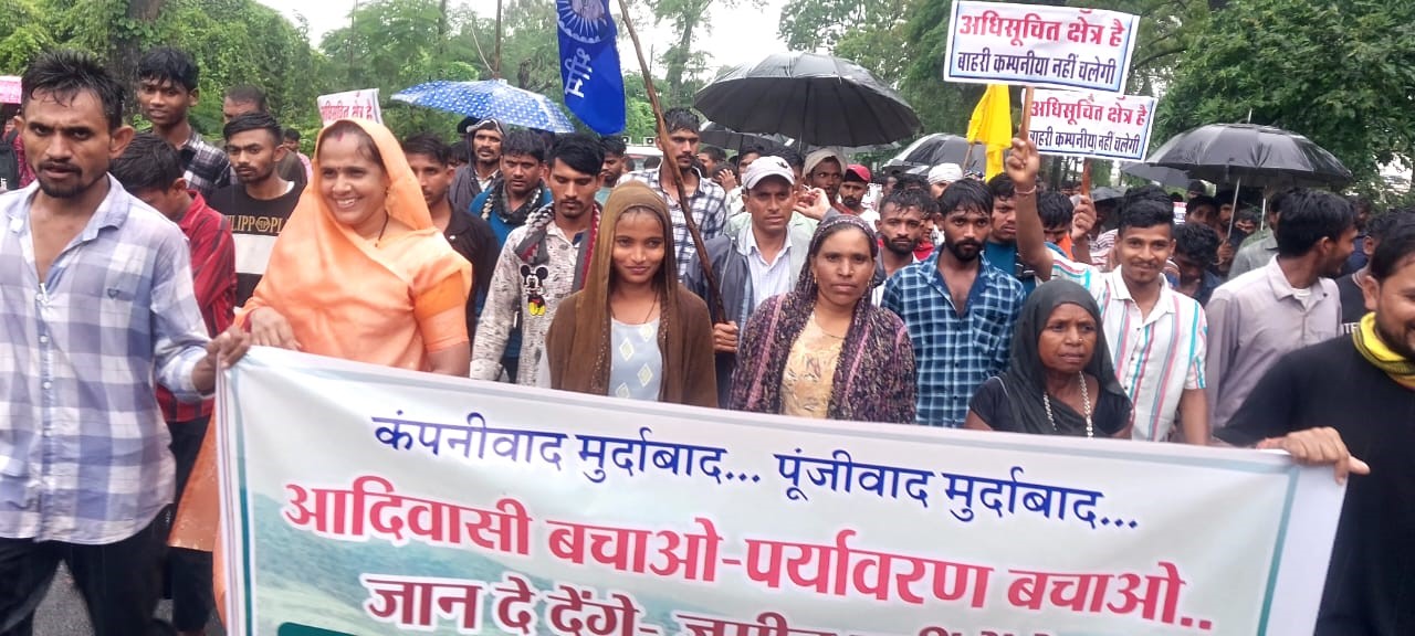 भूमिअधिग्रहण के विरोध में लाखों की संख्या में जिला मुख्यालय अलीराजपूर पहुंचे ग्रामीण