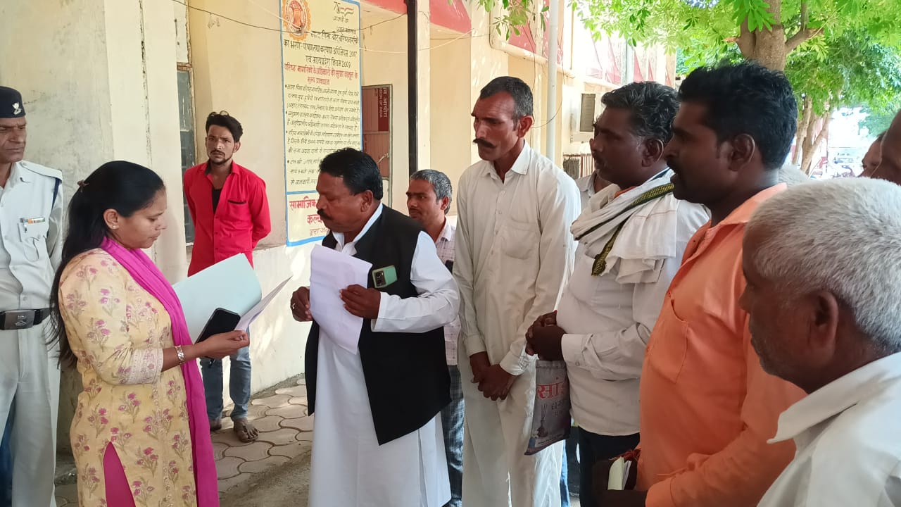 Memorandum submitted for not getting the benefit of Pradhan Mantri Awas Yojana