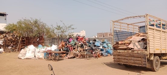 Journalists discussed with the police station in-charge about the increasing theft and other crimes in the area.