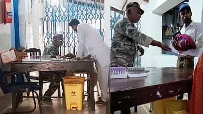 सदर अस्पताल में मरीजों का ब्लड सैंपल कलेक्ट करता दिखा सिक्योरिटी गार्ड