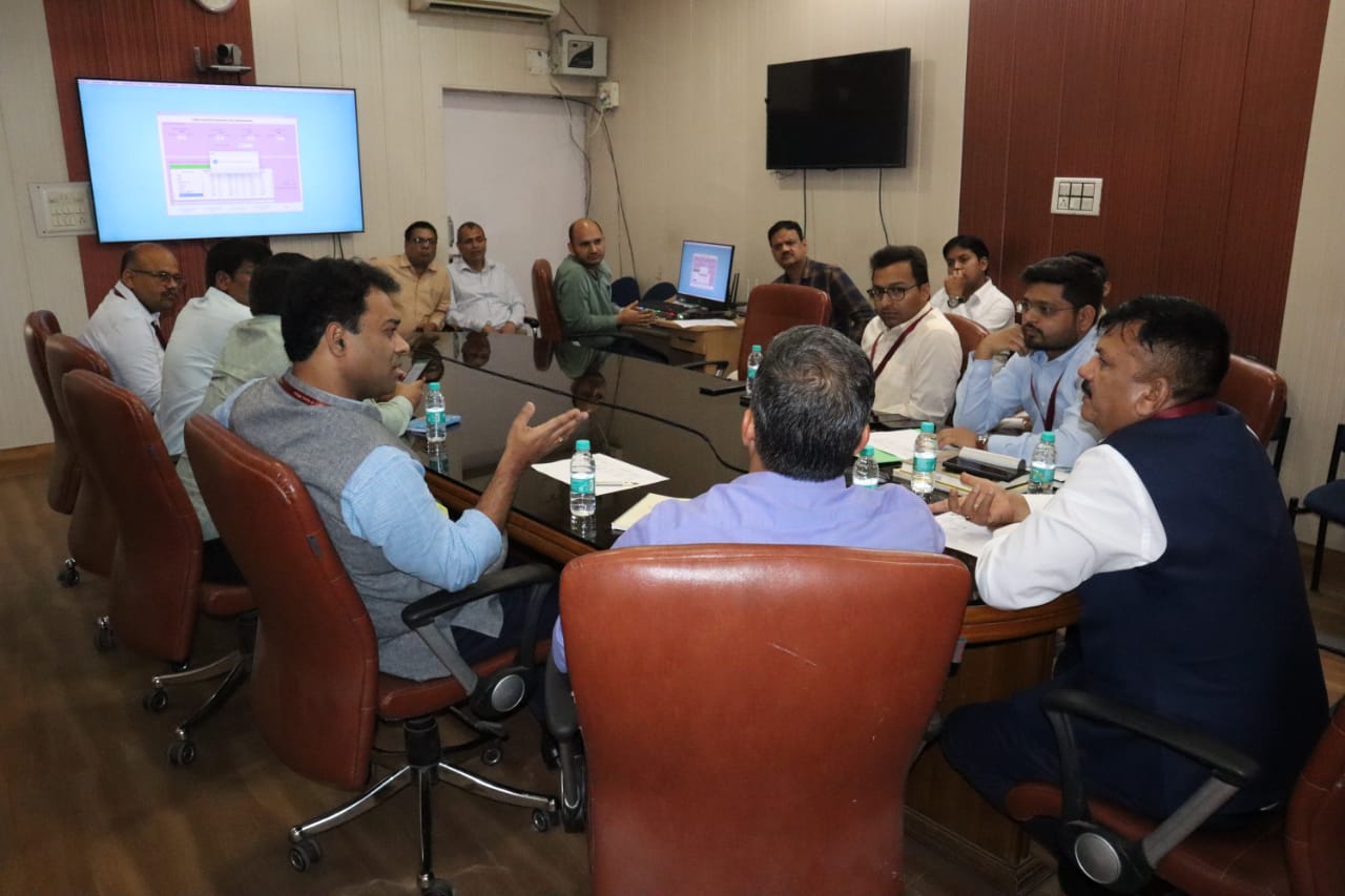 मतदान कार्मिकों का द्वितीय रेंडमाइजेशन निर्वाचन प्रेक्षकों हुआ