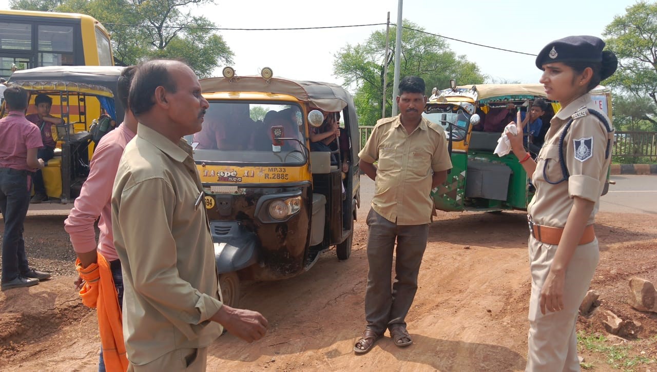 यातायात व्यवस्था को सुगम बनाने हेतु यातायात पुलिस के  प्रयास लगातार जारी