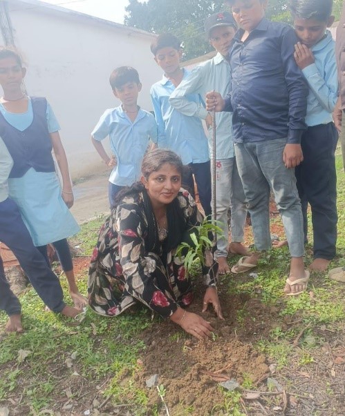 शिक्षिका डॉ अल्का सिंह ने बच्चों संग किया वृक्षारोपण