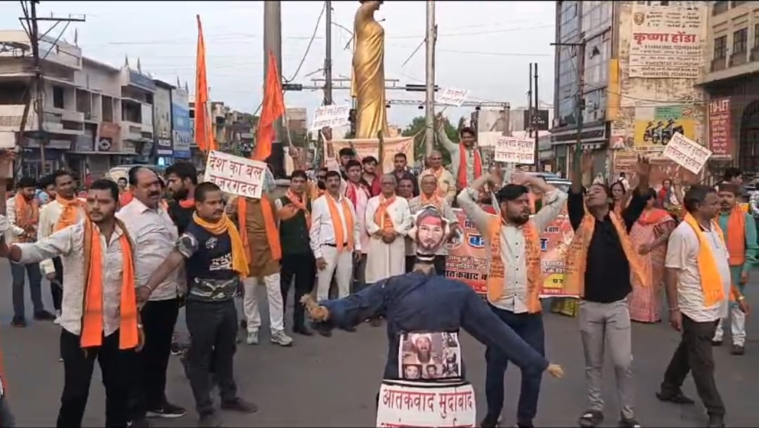 सतना में बजरंग दल ने तीर्थ यात्रियों पर हमले के विरोध में किया प्रदर्शन