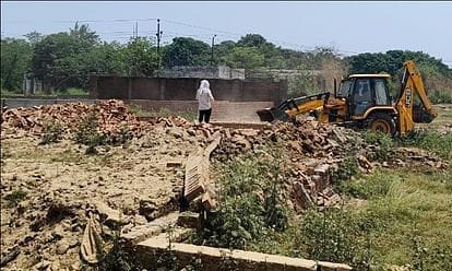 विकास प्राधिकरण की टीम ने छह बीघा में अवैध रूप से विकसित की जा रही एक कालोनी को बुलडोजर की सहायता से ध्वस्त किया