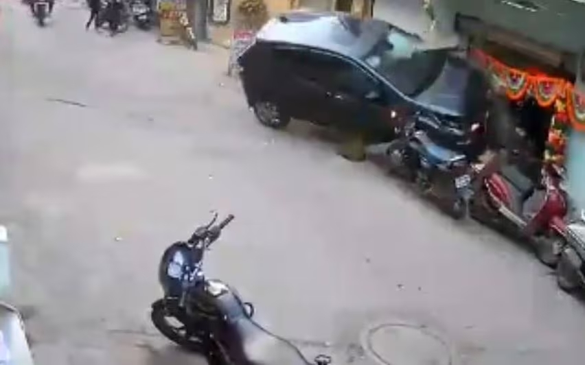रंगोली बना रही बच्चियों को कार ने कुचला