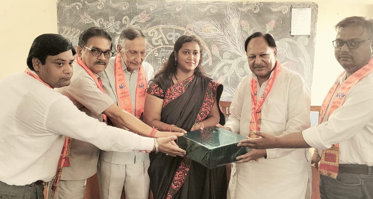 के एल जनता इंटर कॉलेज देवबंद में शिक्षक दिवस बड़े ही धूमधाम के साथ मनाया गया, प्रबंध समिति की ओर से सभी शिक्षकों का पारितोषिक देकर अभिनंदन किया गया