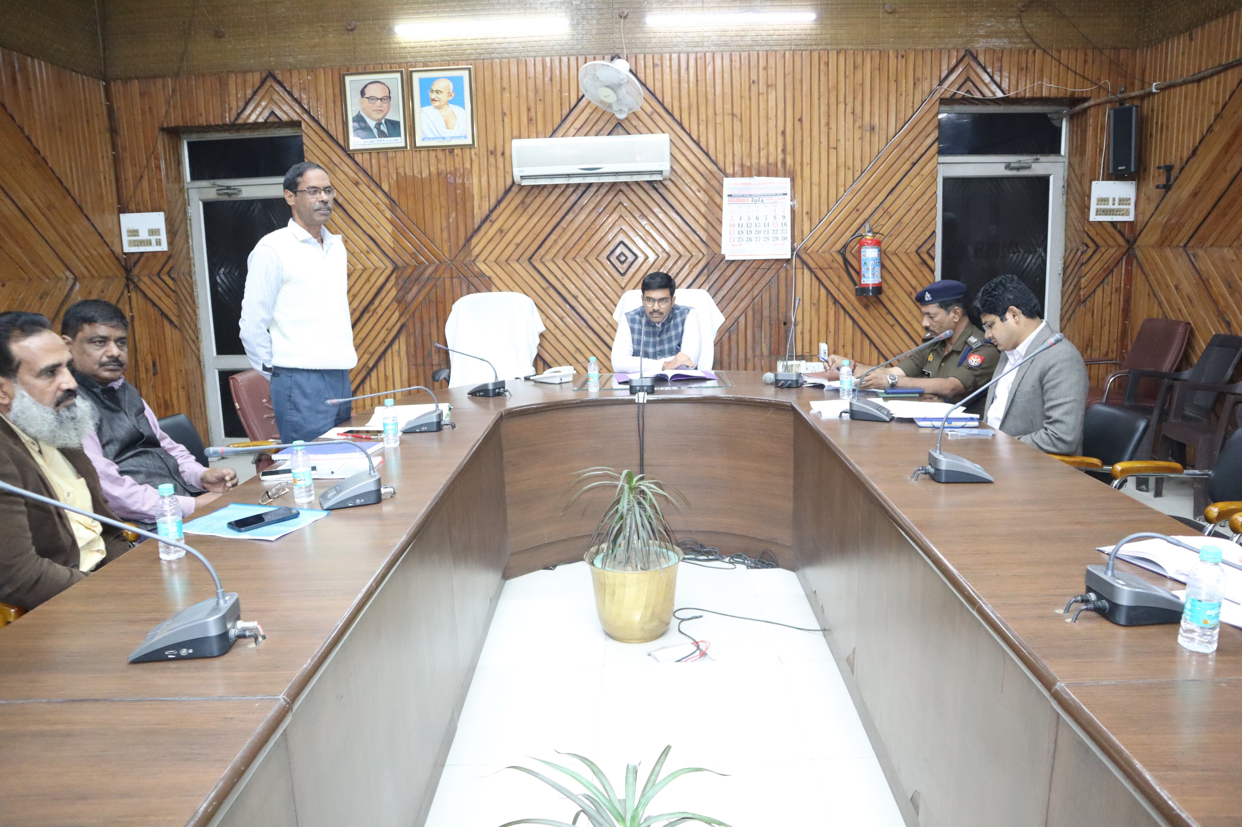 जिलाधिकारी की अध्यक्षता में हुई नागरिक सुरक्षा के आपातकालीन सेवाओं के आफिसर कमांडिंग की बैठक