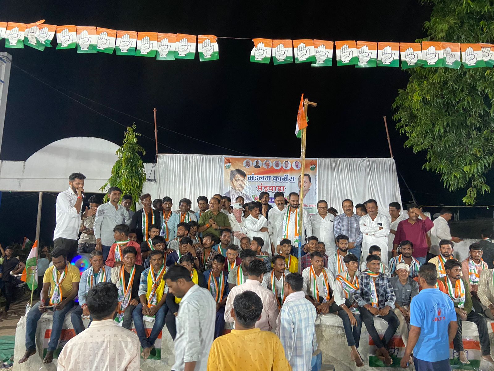 बड़वानी जिले के मंडवाड़ा गांव में कांग्रेस की मंडलम बैठक में भाजपा कार्यकर्ताओं की हो रही बड़ी जुदाई