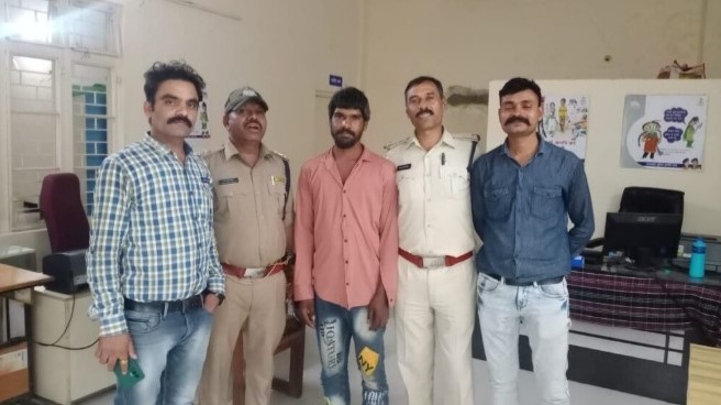 338 गुंडों के घर पहुंची पुलिस ने की चैकिंग