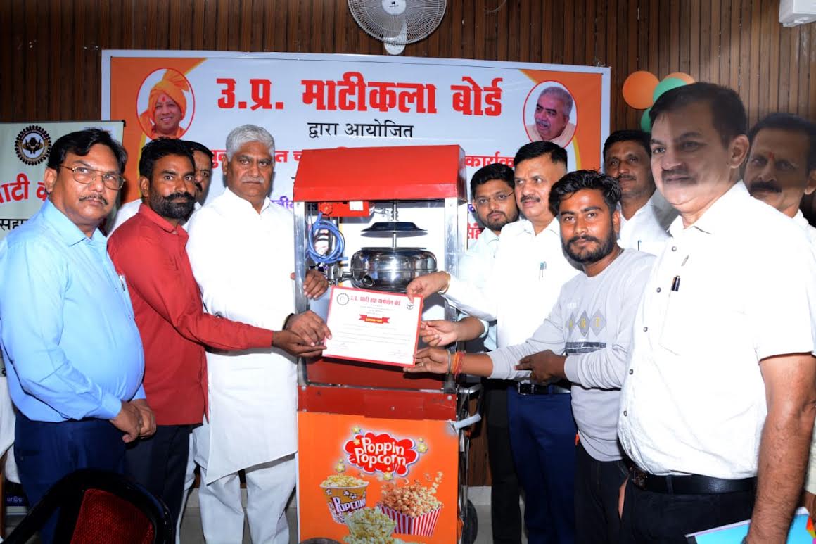 शासकीय योजनाओं को पात्रों तक पंहुचाने के लिए जिला प्रशासन प्रतिबद्ध :- जिलाधिकारी डा.दिनेश चन्द्र 