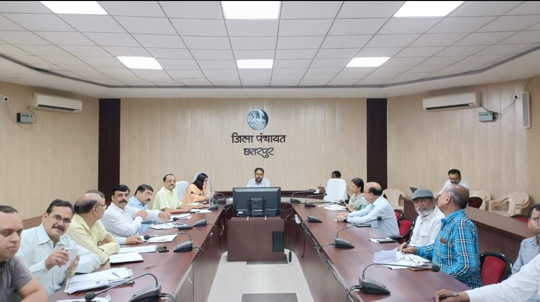 Chhatarpur Collector Sandeep G.R. Review meeting of Pradhan Mantri Poshan Aahar Yojana was held under the chairmanship of