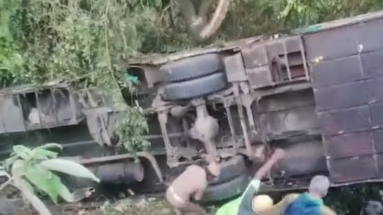 तमिलनाडु में दुर्घटना से खाई में गिरी टूरिस्ट बस