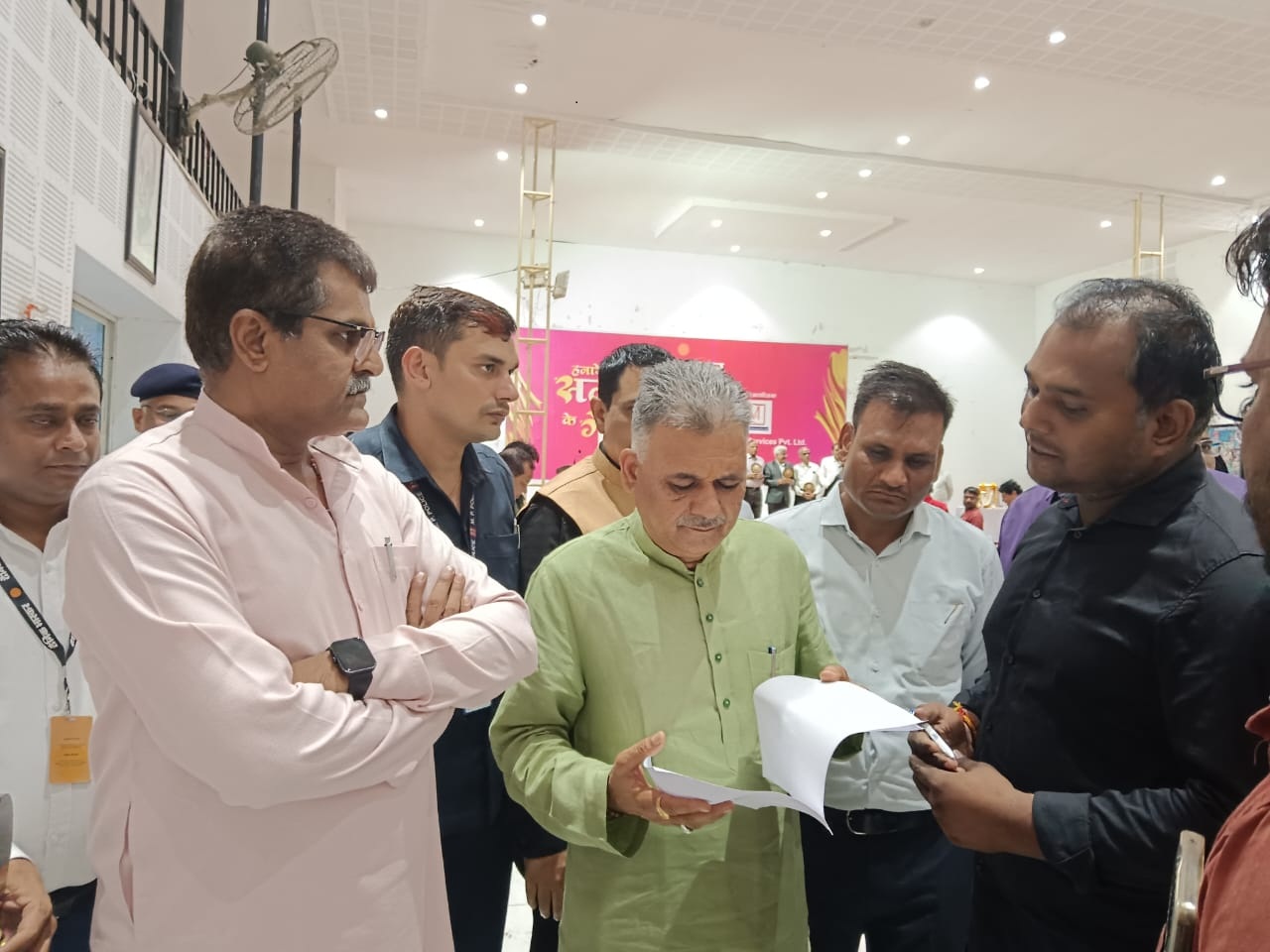 बिजली कंपनी कर्मचारियों ने स्थानांतरण नीति को लेकर आयुष मंत्री को सौंपा ज्ञापन