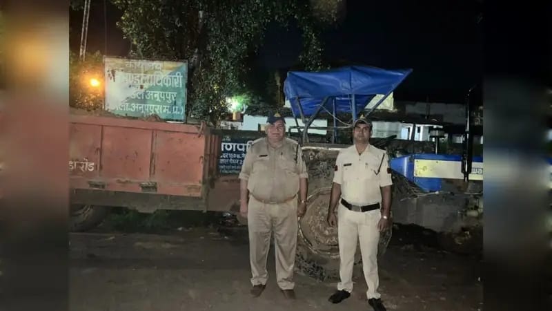 अवैध रेत का परिवहन करते ट्रैक्टर जप्त