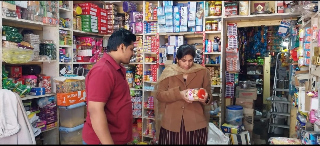 जिला कलेक्टर द्वारा दिये गये निर्देशों के तहत मोबाइल फ़ूड टेस्टिंग लैबोरेटरी की सहायता से खाद्य प्रतिष्ठानों में बिक रही खाद्य सामग्री की करी गई ऑन द स्पॉट जांच