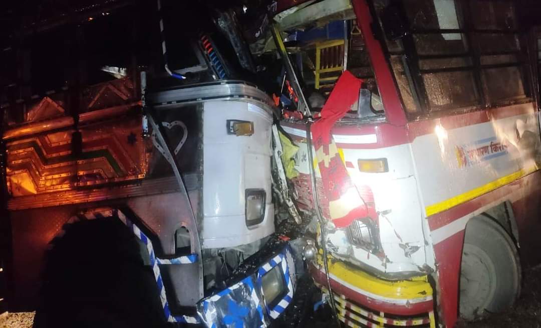 रोडवेज बस और ट्रक में हुई आमने-सामने टक्कर 
