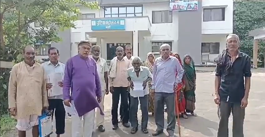 आदिवासी परिवार को दबंगों ने धमकाकर घर गिराया