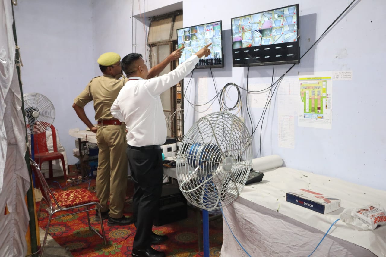 सहारनपुर में डीएम पंहुचे सेंट्रल वेयर हाउस, जांची ईवीएम की सुरक्षा