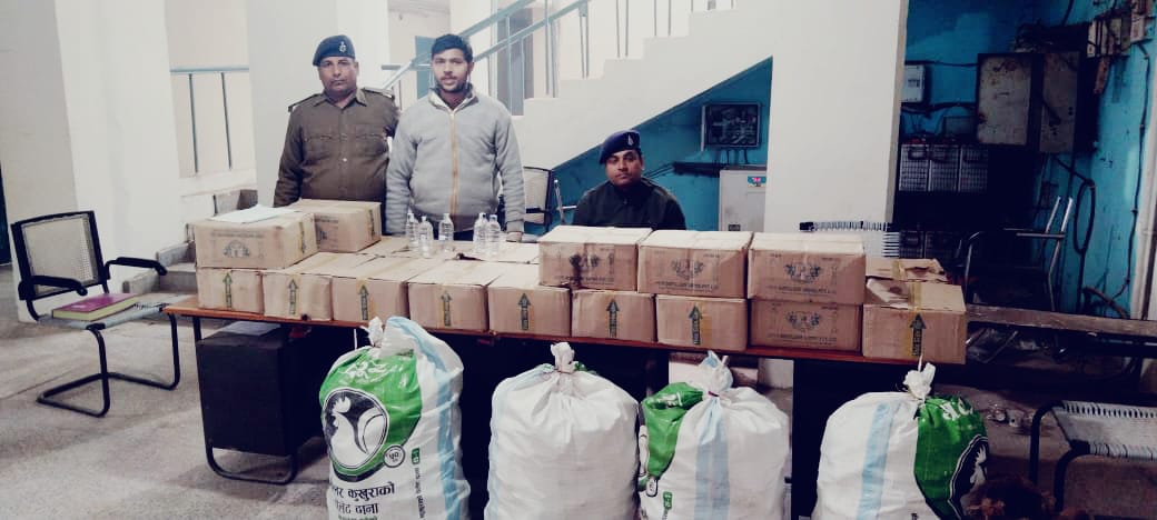 ढा़का थाना के पुलिस ने पिकअप के साथ भाड़ी मात्रा मे शराब किया जप्त