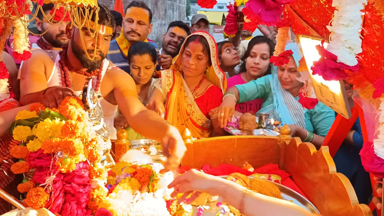 भक्तिभाव से हुई दादा गुरूदेव की पूजा