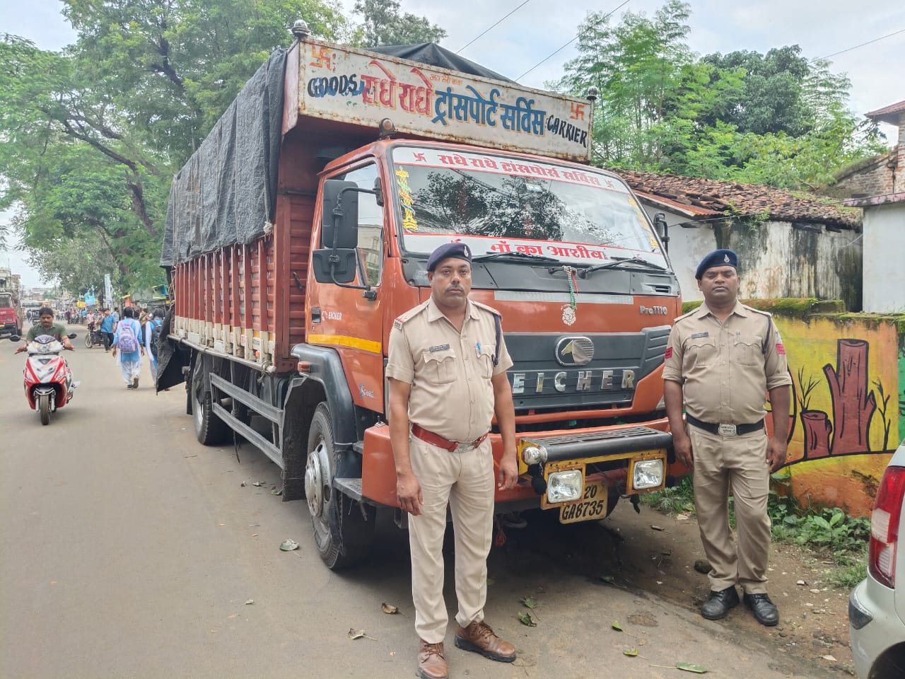 कोतवाली पुलिस द्वारा अवैध कबाड़ से भरा ट्रक जप्त