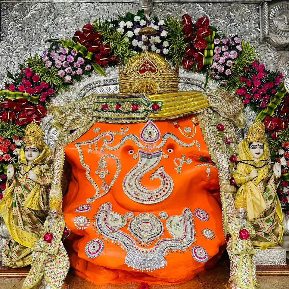 इंदौर के खजराना गणेश मंदिर में गणपति बप्पा के स्वर्ण मुकुट और आभूषणों से बढ़ाई जाएगी शोभा