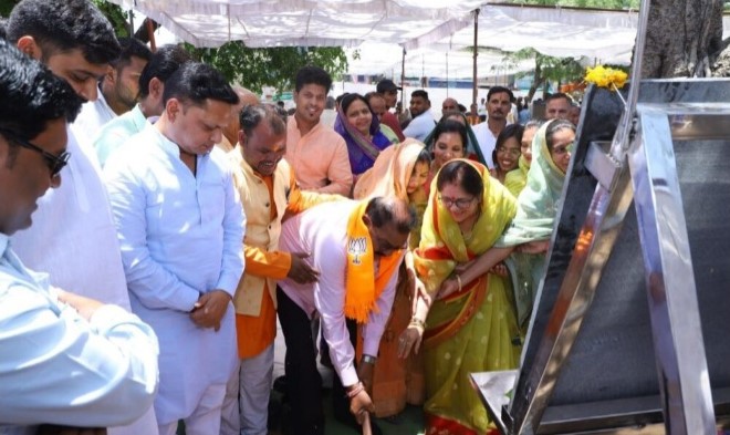 आधुनिक बस स्‍टैंड : सांसद विधायक और नपा अध्‍यक्ष ने किया बस स्‍टैंड के निर्माण कार्य का शुभारंभ