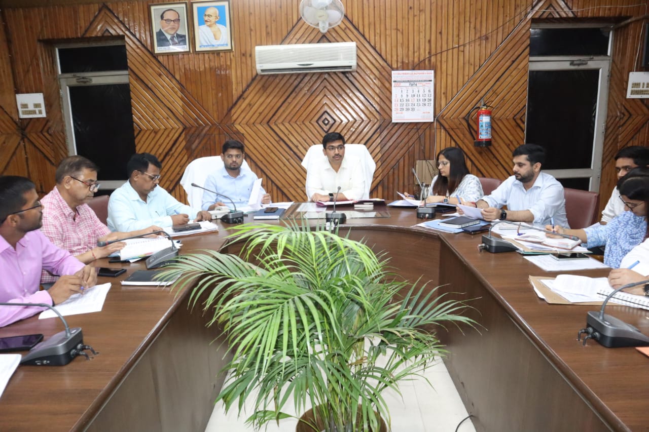 31 अगस्त तक जनपद की सभी रिक्त दुकानों का कराएं व्यवस्थापन :- डीएम मनीष बंसल