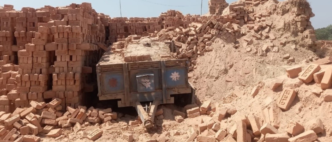 ईंट भट्ठा की दीवार के नीचे दबे कई मजदूर