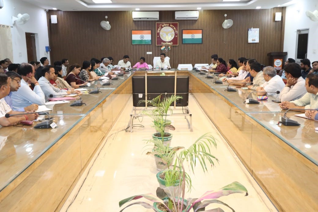 जिलाधिकारी की अध्यक्षता में हुई जनपदीय शुल्क नियामक समिति की बैठक