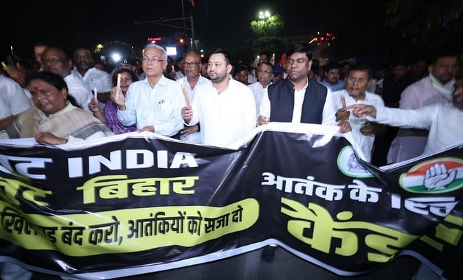 आतंकी हमले के विरोध में सड़क पर उतरे इंडिया गठबंधन के नेता