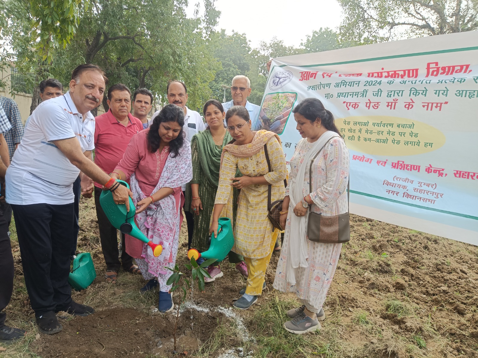 नगर विधायक ने कम्पनी बाग में लीची का पौधा किया रोपित