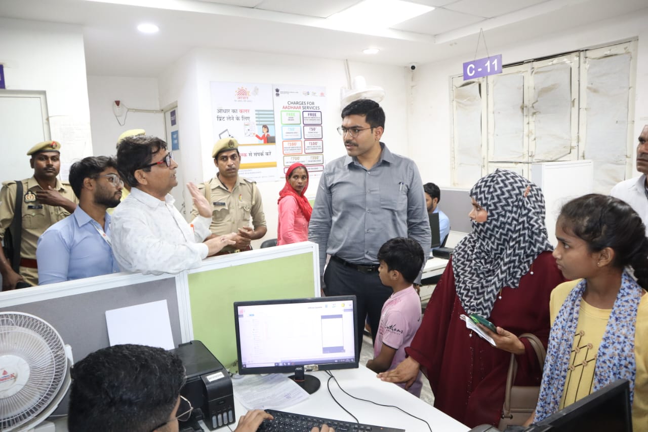 जिलाधिकारी मनीष बंसल ने आधार सेंटर का किया औचक निरीक्षण