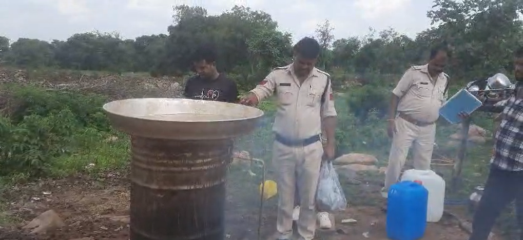 खनियाधाना पुलिस ने अछरौनी कंजर डेरा से पकडी करीब 1 लाख रुपये की अबैध कच्ची शराब