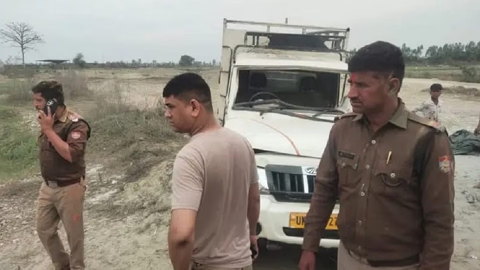 होली खेलने के बाद गंगा स्नान के लिए जा रहे ग्रामीणों का वाहन पलटा