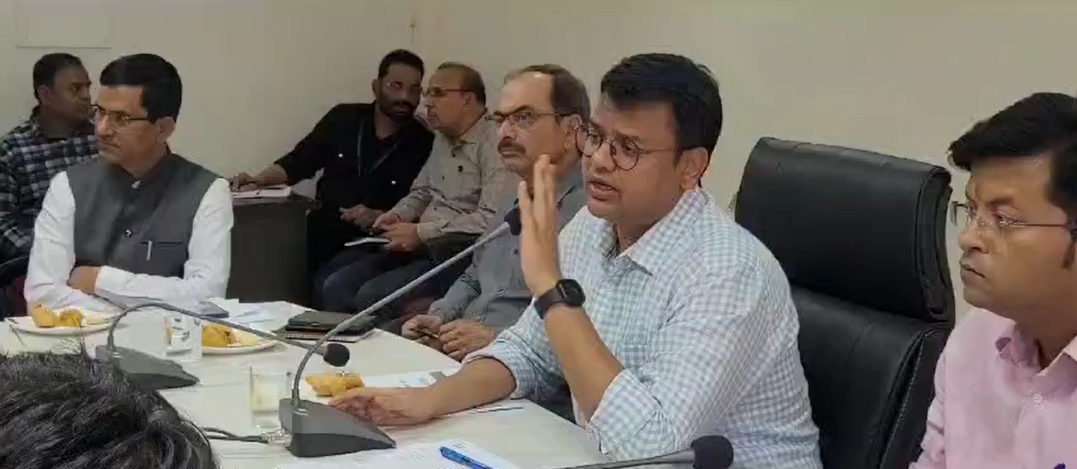 Collector and District Election Officer Shri Aggarwal discussed with the media