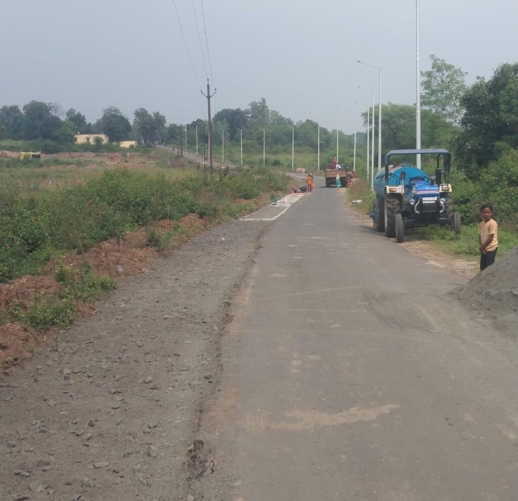 सड़क निर्माण में ठेकेदार द्वारा कराया जा रहा गुणवत्ता विहीन निर्माण कार्य