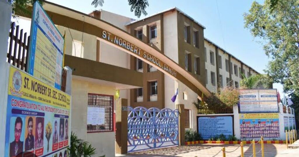 कलेक्टर एवं अध्यक्ष जिला समिति ने प्राचार्य सेंट नॉवर्ट सीनियर सेकेण्डरी स्कूल पत्र जारी