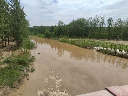 बरसात शुरू होते ही यमुना नदी में उफान आया 