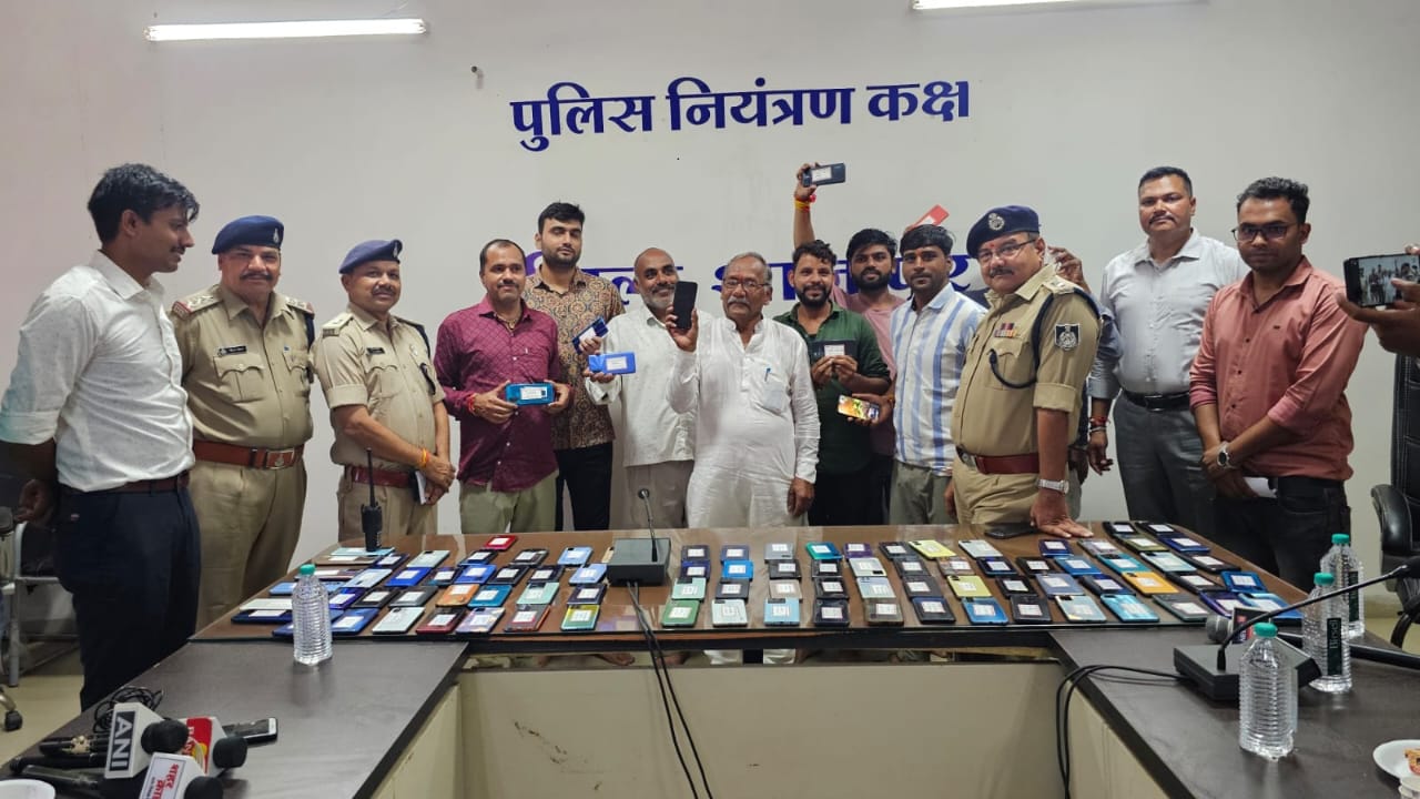 शाजापुर सायबर सेल ने धुंध निकले गुम हुए 105 स्मार्ट मोबाईल