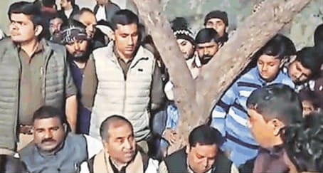 श्मशान की भूमि पर दो पक्षों के बीच हुई फायरिंग के मामले में दो आरोपी गिरफ्तार