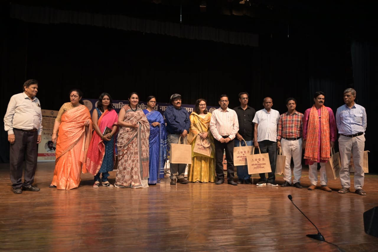 साहित्य संगीत एवं नाट्य समागम में साहित्यकारों और कलाकारों ने दी अपनी प्रस्तुति  