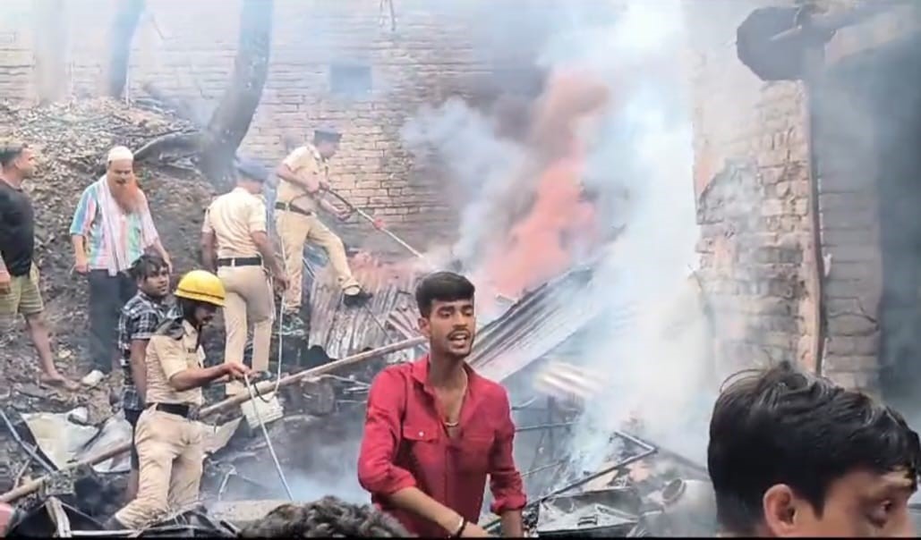 चिंगारी से पटना सिटी में 8 जगहों पर लगी भीषण आग
