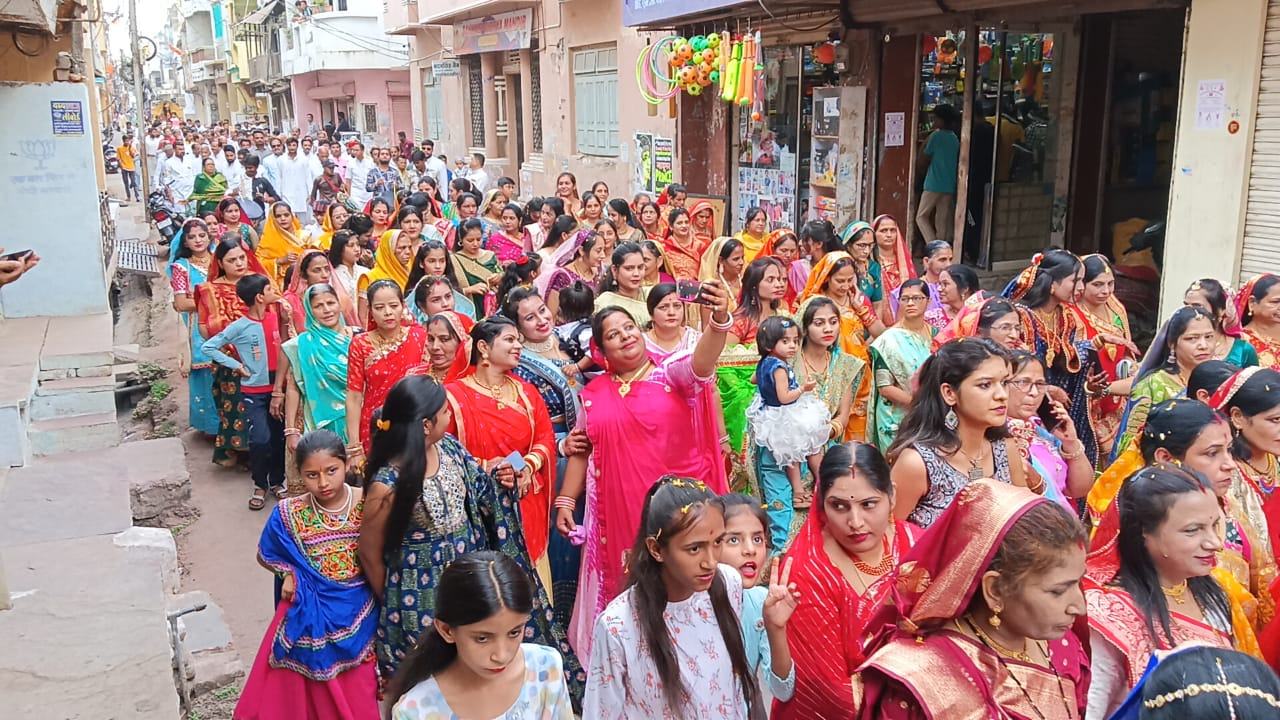 एमपी के शाजापुर की सड़कों पर गूंजे मां हिंगलाज के जयकारे