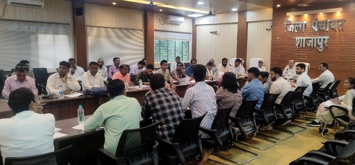 District Panchayat CEO reviewed the works of MNREGA scheme